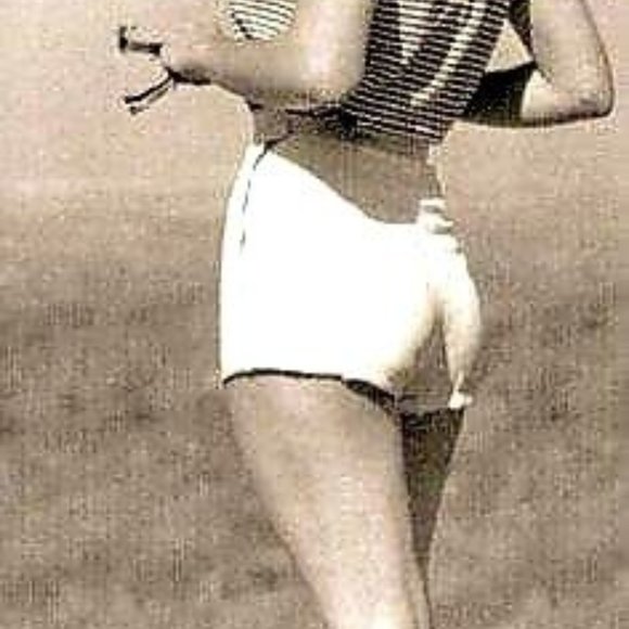 "Your clothes should be tight enough..." - Picture 4 of 7